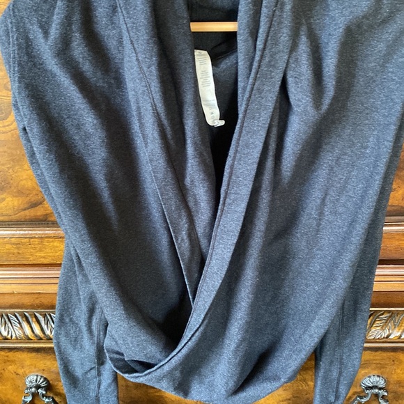 Lululemon sweater Size 4 - Picture 4 of 7